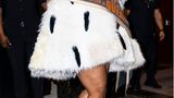 Lizzo in einem nachgemachten Hermelin mit Schärpe darüber