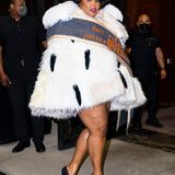 Lizzo in einem nachgemachten Hermelin mit Schärpe darüber