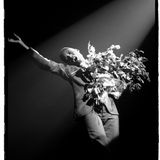 Die Sängerin Grace Jones bedankt sich mit ausladender Geste bei ihrem Publikum