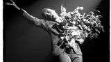 Die Sängerin Grace Jones bedankt sich mit ausladender Geste bei ihrem Publikum