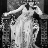 Die amerikanische Schauspielerin Theda Bora 1917 als Cleopatra