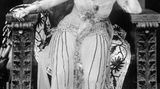Die amerikanische Schauspielerin Theda Bora 1917 als Cleopatra