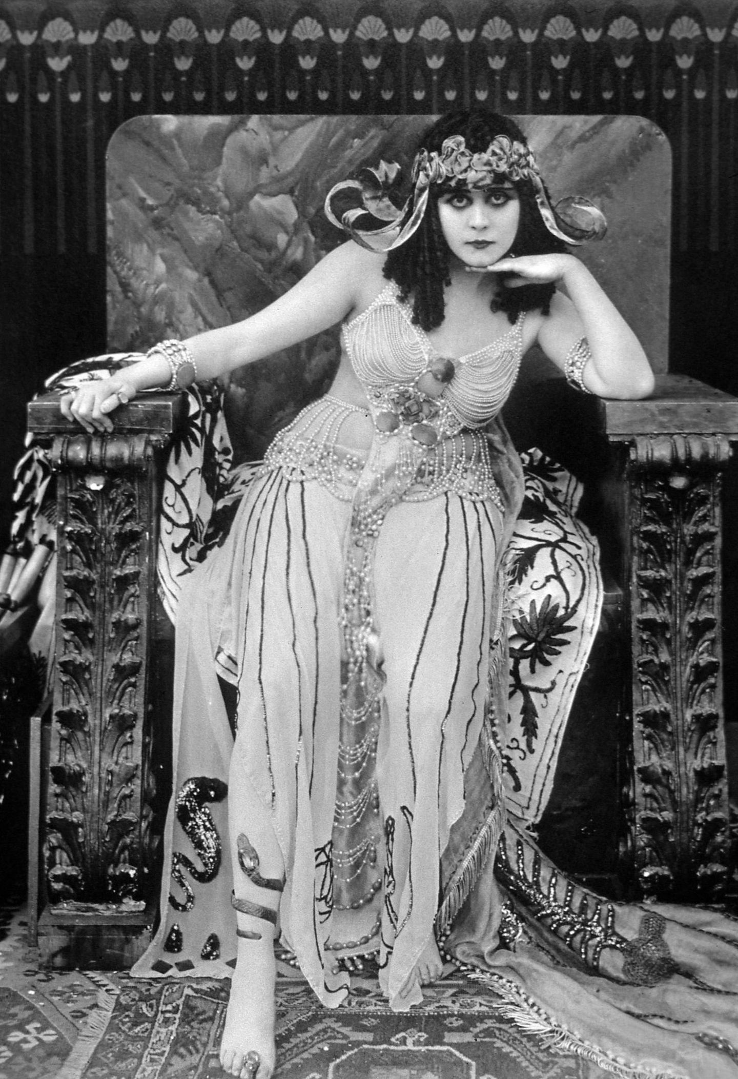 Die amerikanische Schauspielerin Theda Bora 1917 als Cleopatra