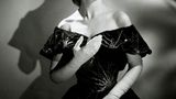 Maria Callas im schwarzen Abendkleid blickt sehnsüchtig in die Ferne