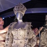 Und so sieht Rihannas Gewand heute aus – in der Ausstellung "Diva" im Victoria & Albert Museum in London. Dort kann man vor allem die Mode der Diven erleben.