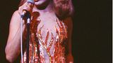 Tina Turner 1980 in einem roten Flammenkleid auf der Bühne