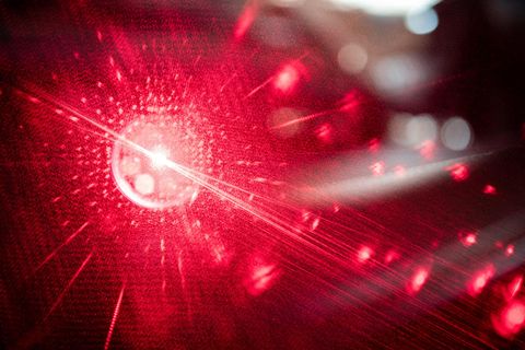 Das Licht eines roten Laserpointers blendet