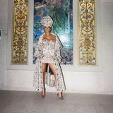 Rihanna in einem papstähnlichen Kostüm