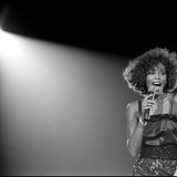 Whitney Houston mit Mikrofon auf der Bühne