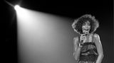Whitney Houston mit Mikrofon auf der Bühne