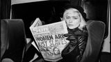 "Frauen sind nur Sklavinnen" steht auf der "Sun", die Debbie Harry hier liest – mit lässigem Blick. Die Sängerin von Blondie ist Ende der 1970er-Jahre ein Superstar – Hits wie "Heart of Glass" oder "Call Me" machen sie weltberühmt. 1980 wird sie von Andy Warhol in einem Kunstwerk verewigt.