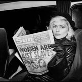 "Frauen sind nur Sklavinnen" steht auf der "Sun", die Debbie Harry hier liest – mit lässigem Blick. Die Sängerin von Blondie ist Ende der 1970er-Jahre ein Superstar – Hits wie "Heart of Glass" oder "Call Me" machen sie weltberühmt. 1980 wird sie von Andy Warhol in einem Kunstwerk verewigt.