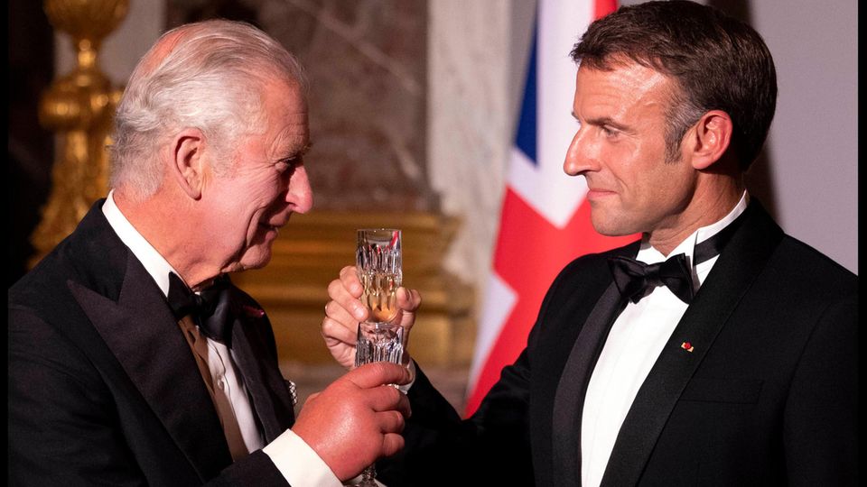 Stößchen! Zur Feier des Tages stießen König Charles und Macron gleich zu Beginn des Abends mit einem Glas Champagner an. 