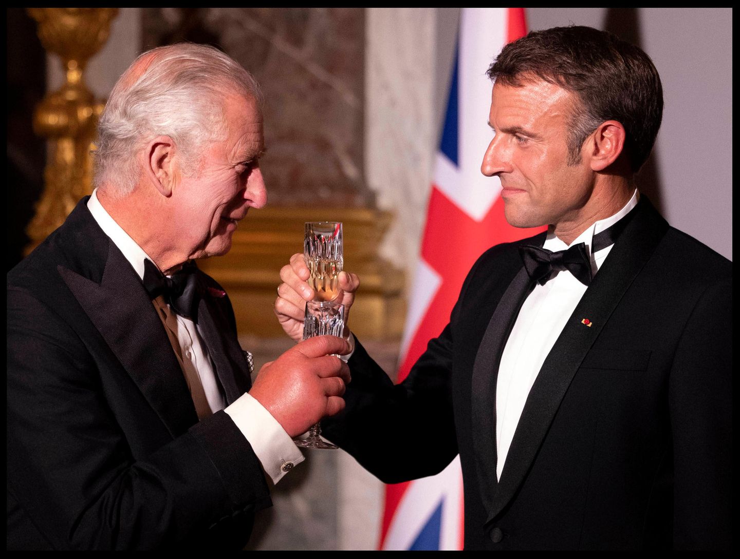 Stößchen! Zur Feier des Tages stießen König Charles und Macron gleich zu Beginn des Abends mit einem Glas Champagner an. 