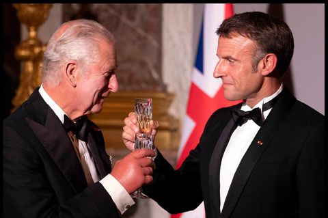Stößchen! Zur Feier des Tages stießen König Charles und Macron gleich zu Beginn des Abends mit einem Glas Champagner an. 