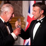 Stößchen! Zur Feier des Tages stießen König Charles und Macron gleich zu Beginn des Abends mit einem Glas Champagner an. 