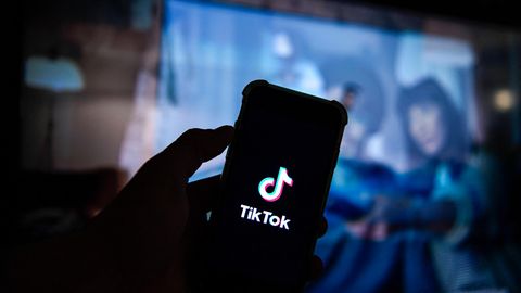 Ein Smartphone mit dem Tiktok-Logo in der Hand eines Menschen
