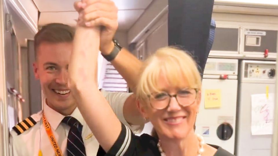 Rührende Ansprache: Pilot dankt seiner Mutter auf gemeinsamen Flug Rührende Ansprache: Pilot dankt seiner Mutter auf gemeinsamen Flug
