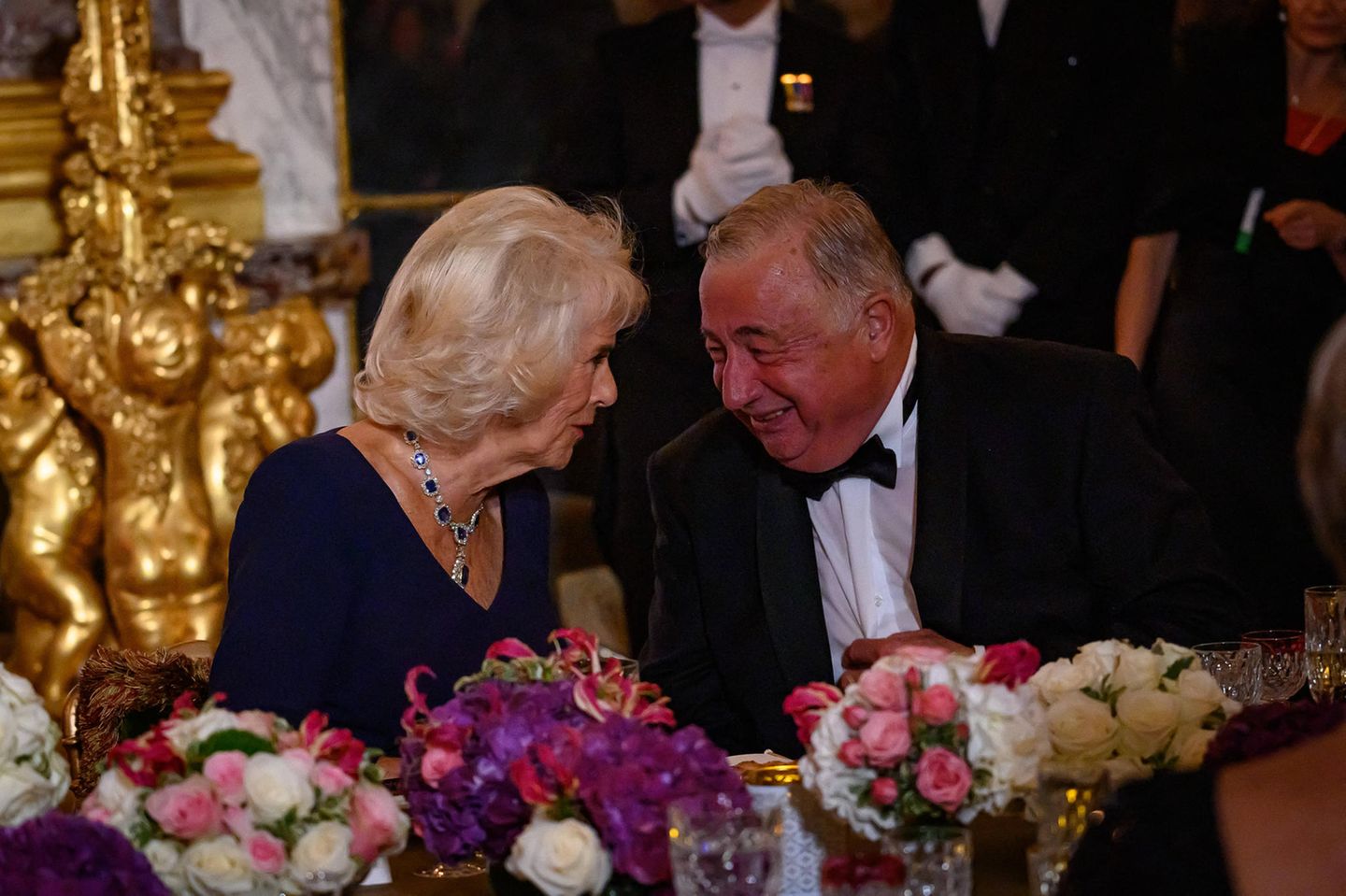 Gut unterhalten: Während des Abendessens unterhielt sich Queen Camilla angeregt mit den Präsidenten des französischen Senats Gerard Larcher.