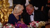 Gut unterhalten: Während des Abendessens unterhielt sich Queen Camilla angeregt mit den Präsidenten des französischen Senats Gerard Larcher.