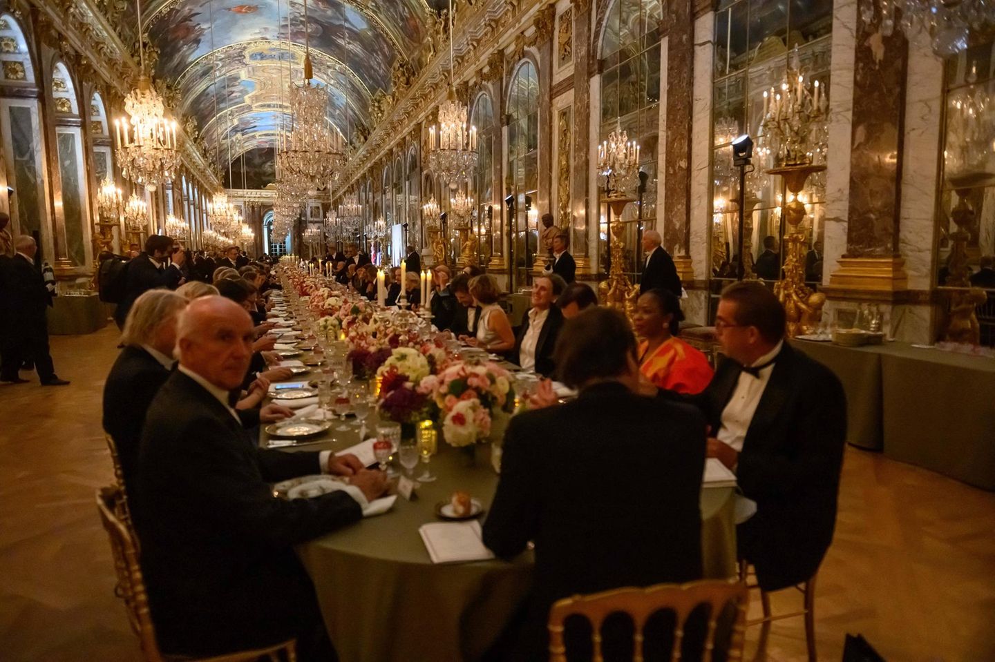 Die Tafel im Schloss Versailles war vollständig besetzt. 
