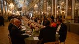 Die Tafel im Schloss Versailles war vollständig besetzt. 