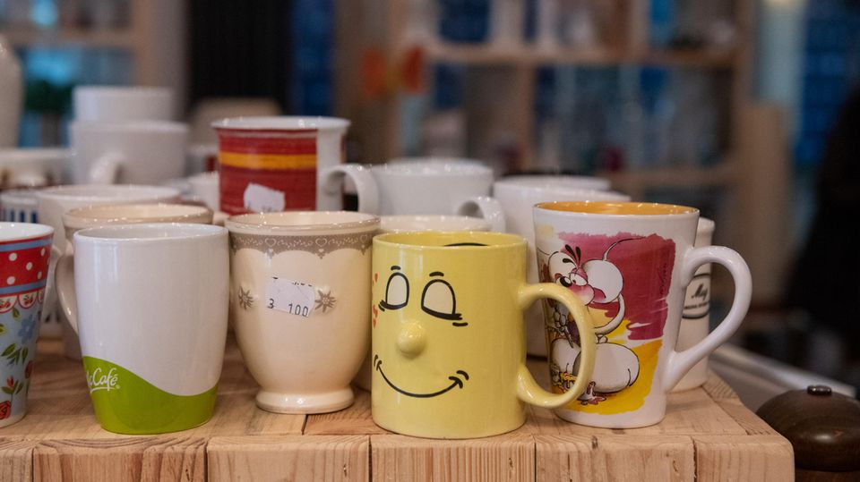 Hamburg, Mühlheim und viele andere soziale Projekte müssen schließen: Tassen stehen in einem Sozialkaufhaus