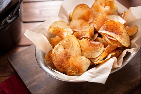 Kartoffelchips in einer Schale