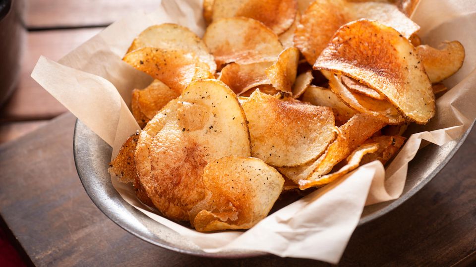 Kartoffelchips in einer Schale