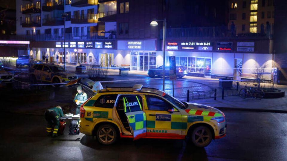Medizinisches Personal steht in Solna an dem Ort, an dem zuvor ein Mann erschossen wurde