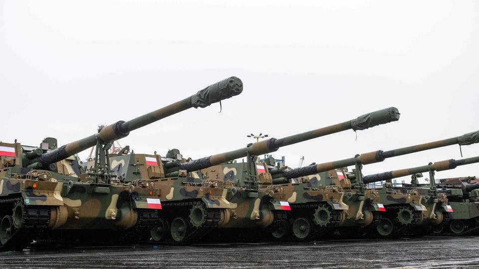 In Polen stehen Panzer in einer Reihe nebeneinander