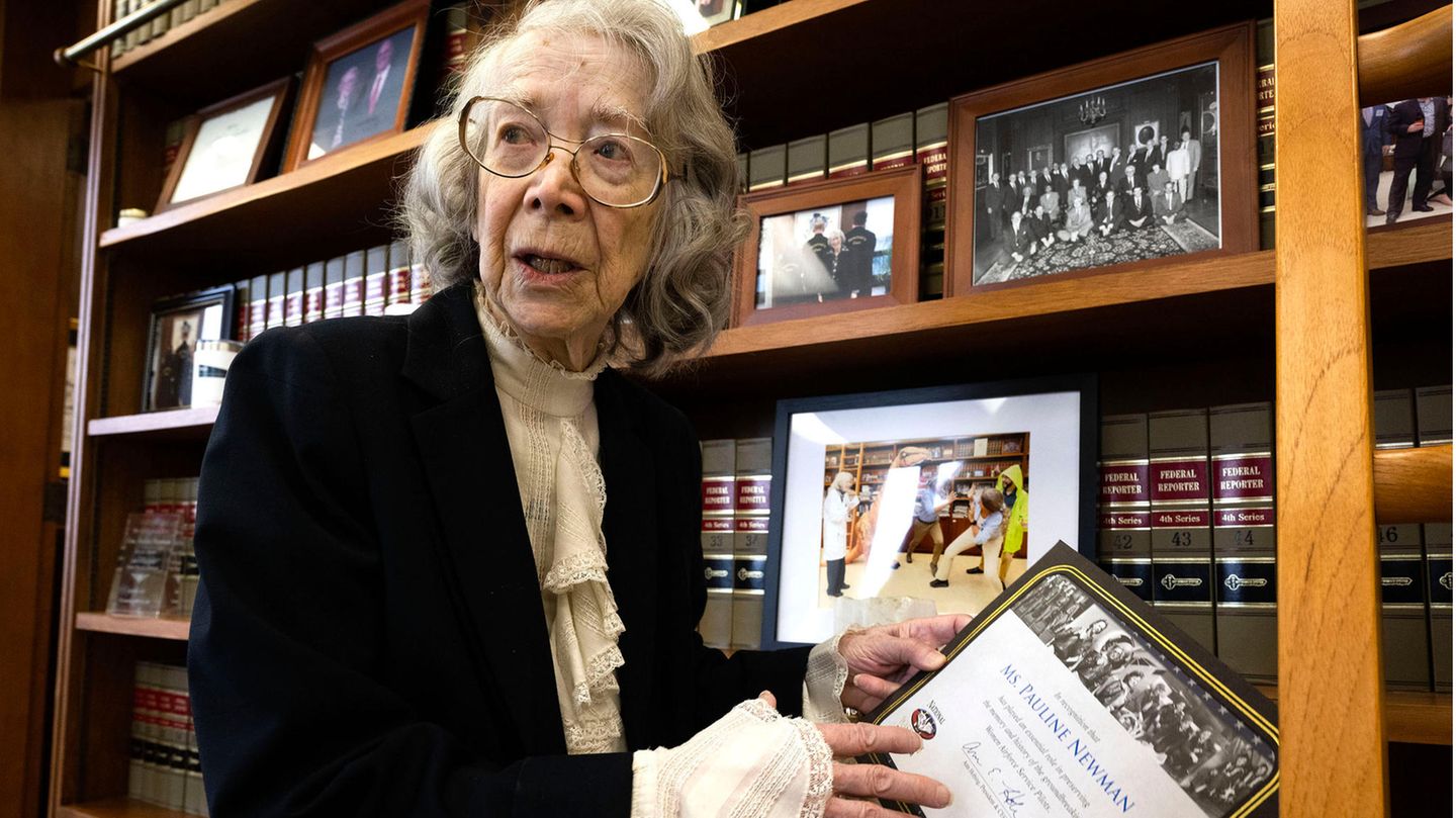 Discussion about age limit: Oldest US federal judge suspended