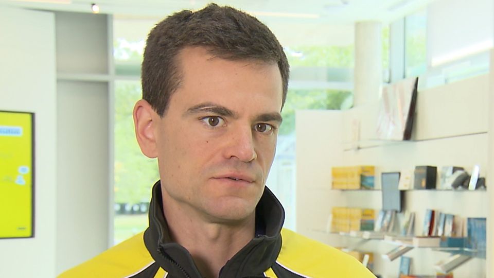 ADAC-Mitarbeiter ADAC-Mitarbeiter gibt Tipps zum Tanken