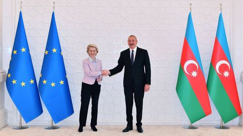 Aserbaidschans Präsident Ilham Alijew und die Präsidentin der Europäischen Kommission, Ursula von der Leyen