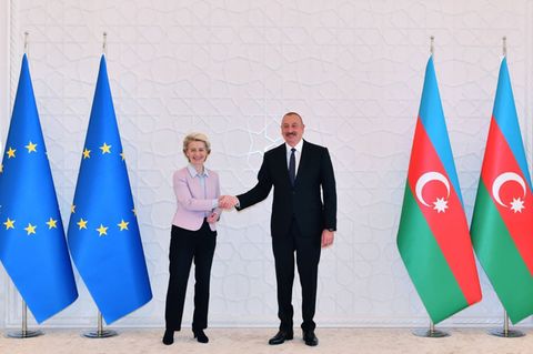 Aserbaidschans Präsident Ilham Alijew und die Präsidentin der Europäischen Kommission, Ursula von der Leyen