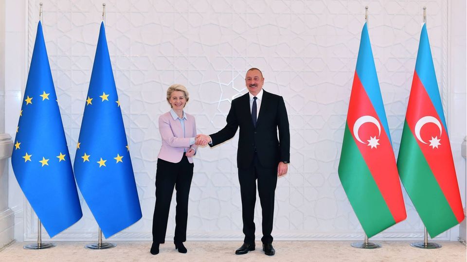 Aserbaidschans Präsident Ilham Alijew und die Präsidentin der Europäischen Kommission, Ursula von der Leyen