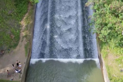 Jugendliche verwandeln Staudamm in gigantische Wasserrutsche
