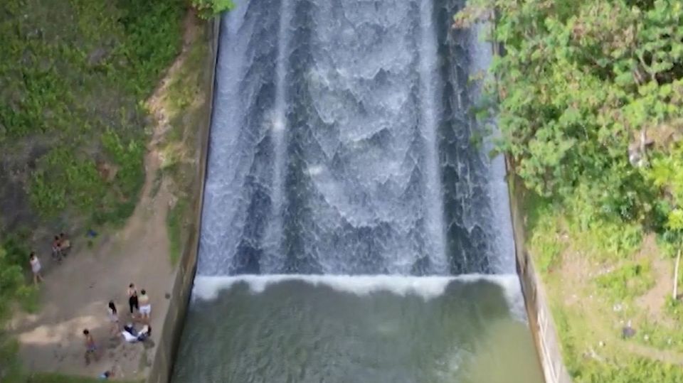 Jugendliche verwandeln Staudamm in gigantische Wasserrutsche