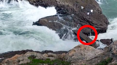 Wassermassen überspülen Brücke: Riesenwelle wird Touristen fast zum Verhängnis
