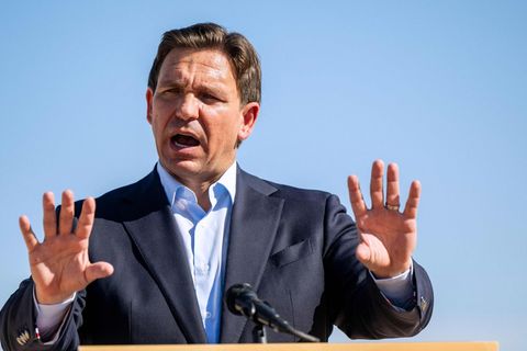 Floridas Gouverneur Ron DeSantis bei seiner Wahlkampfrede in Midland, Texas