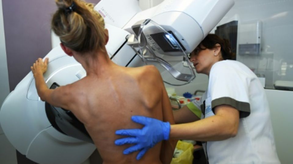 Frau bei Mammografie