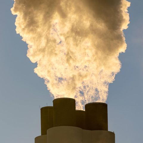 Luftverschmutzung in Deutschland: Rauch steigt von einem Industriekamin auf