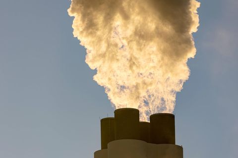 Luftverschmutzung in Deutschland: Rauch steigt von einem Industriekamin auf
