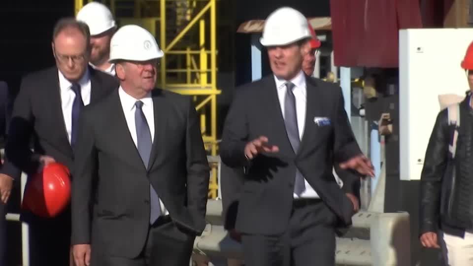 Video: Verteidigungsminister Pistorius besucht Marinewerft in Rostock-Warnemünde