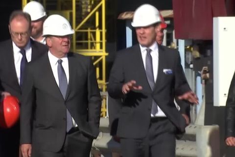 Video: Verteidigungsminister Pistorius besucht Marinewerft in Rostock-Warnemünde