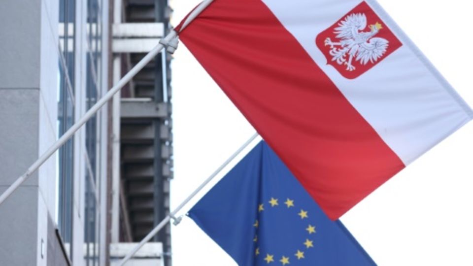 Die polnische und die Europaflagge an der polnischen Botschaft in Brüssel