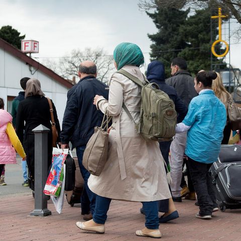 Flüchtlinge vor einer Aufnahmeeinrichtung