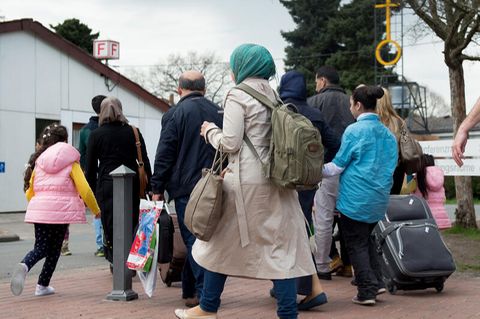 Flüchtlinge vor einer Aufnahmeeinrichtung