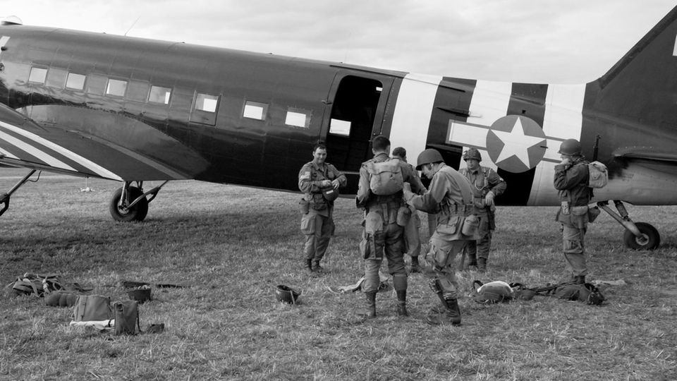 American paratroopers American paratroopers stand in front of an aircraft