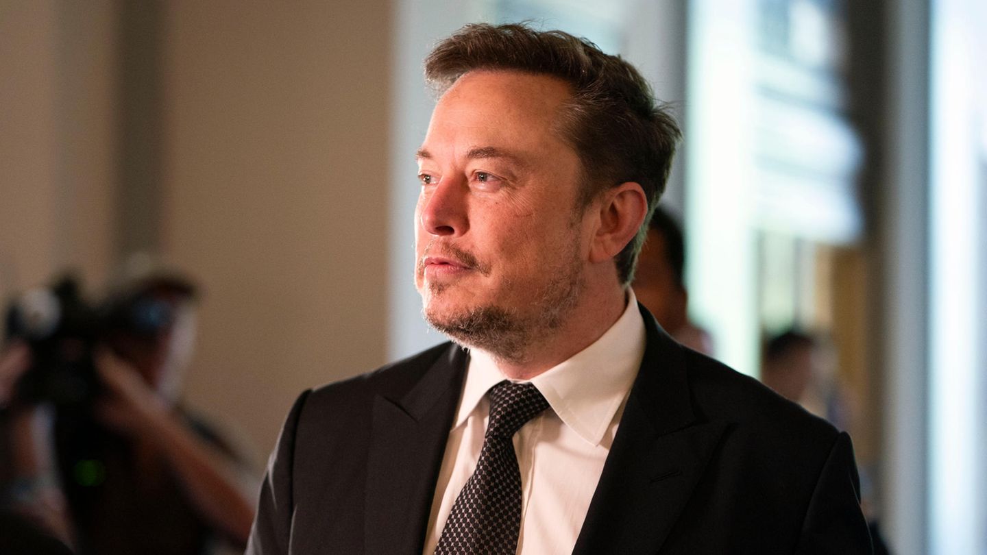 Elon Musk im Anzug im Seitenprofil